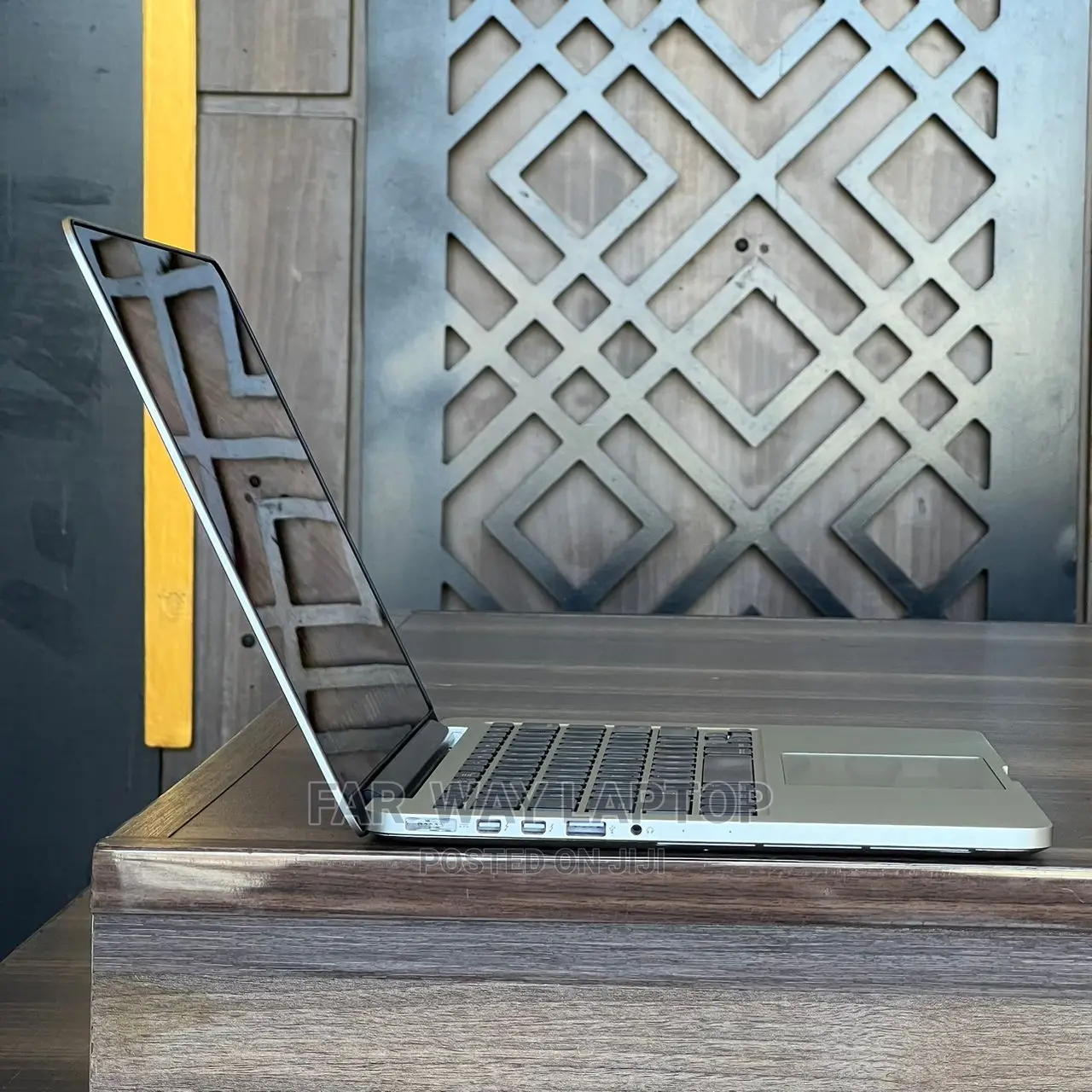 New Laptop Apple MacBook Pro 2015 8GB Intel Core I5 SSD 256GB