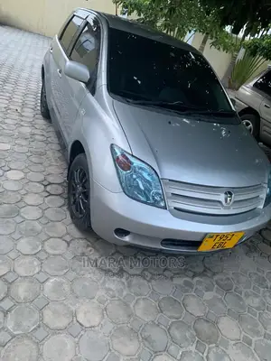 Toyota IST 2005