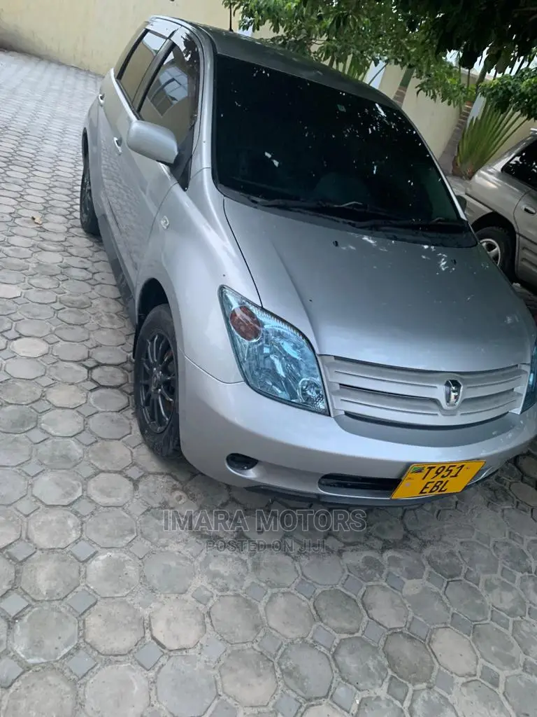 Toyota IST 2005