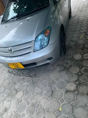 Toyota IST 2005