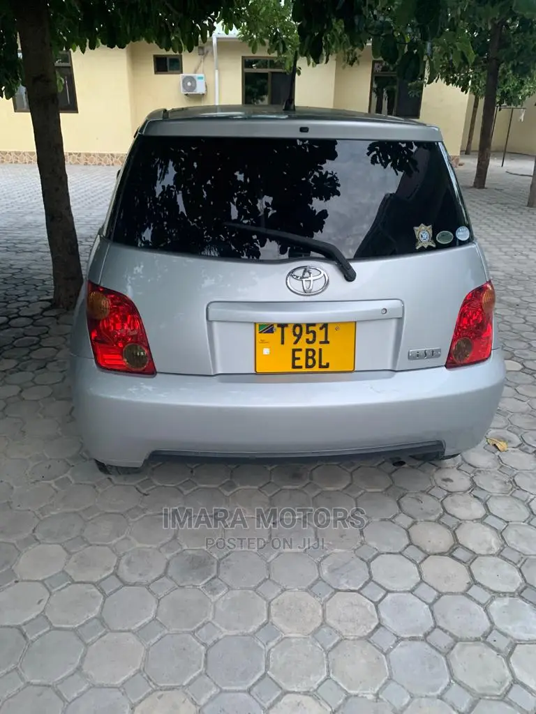 Toyota IST 2005