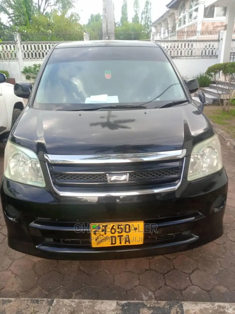 Toyota Noah 2.0 AWD (8 Seater) 2005 Black