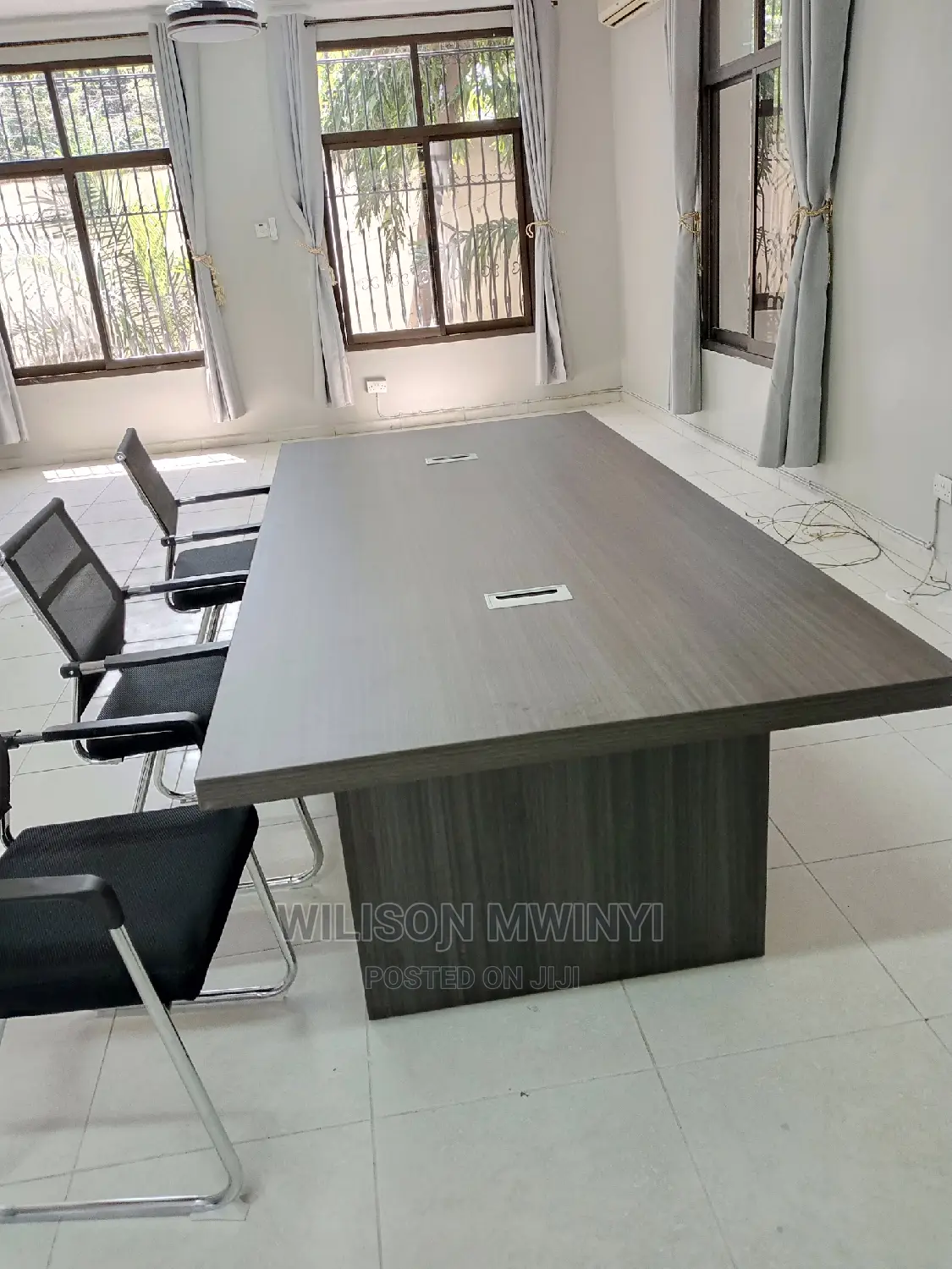 Conference Table(Meza Ya Mikutano)
