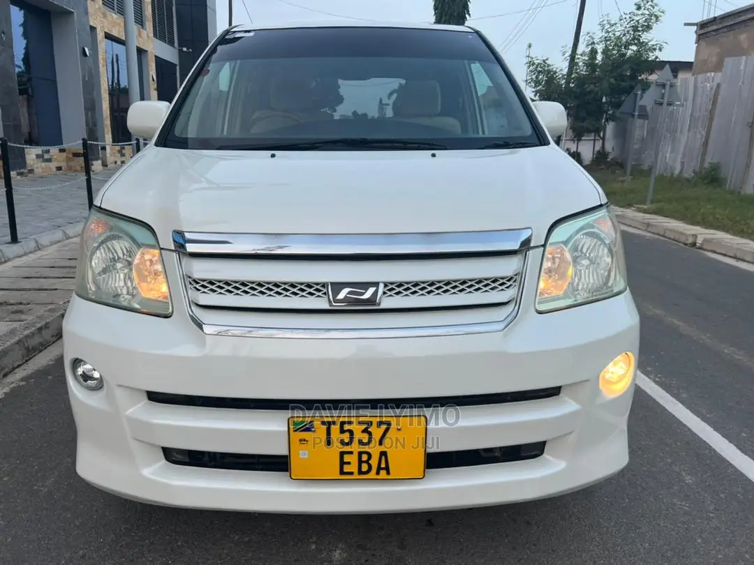 Toyota Noah 2.0 AWD (8 Seater) 2005 White