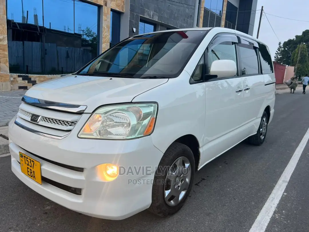 Toyota Noah 2.0 AWD (8 Seater) 2005 White