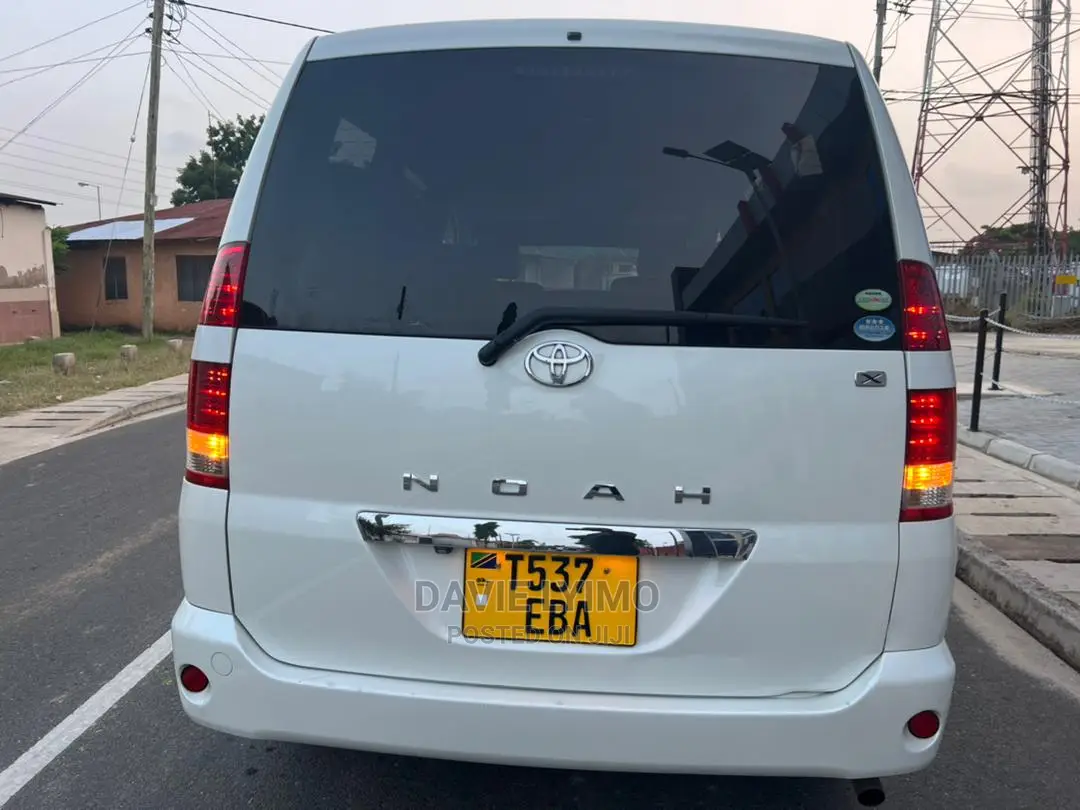 Toyota Noah 2.0 AWD (8 Seater) 2005 White