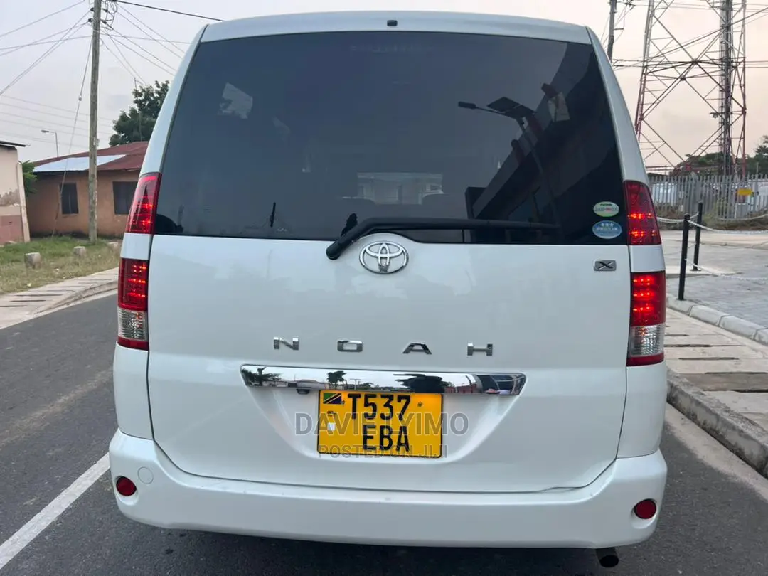 Toyota Noah 2.0 AWD (8 Seater) 2005 White
