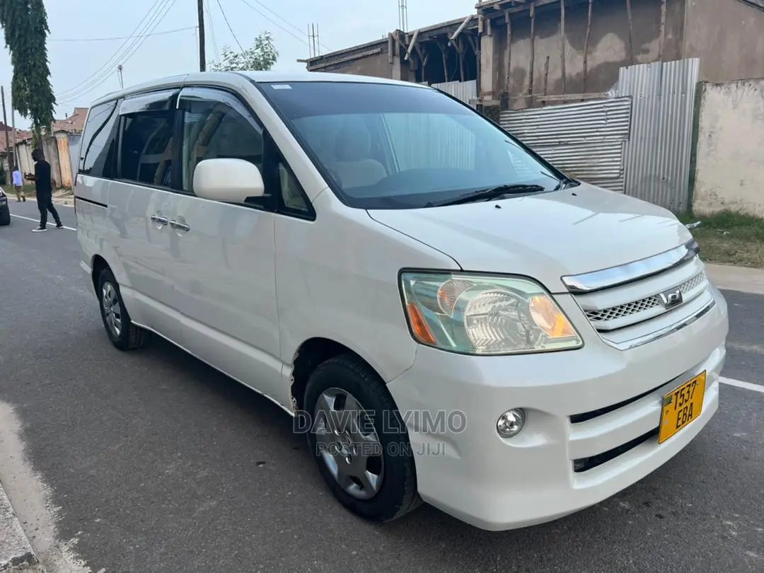 Toyota Noah 2.0 AWD (8 Seater) 2005 White