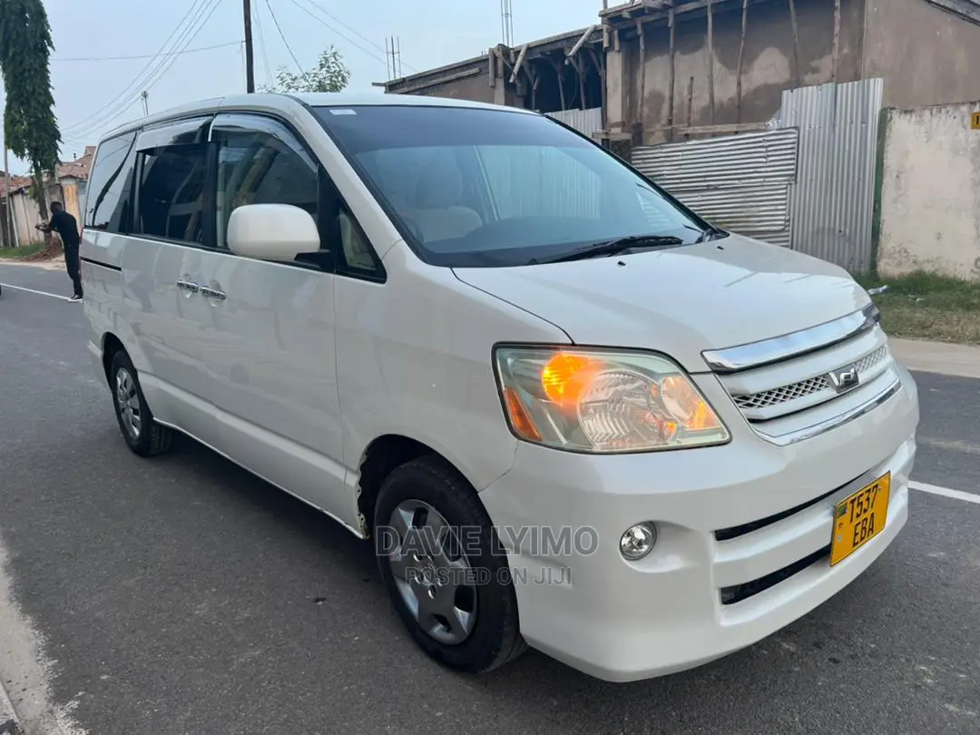 Toyota Noah 2.0 AWD (8 Seater) 2005 White