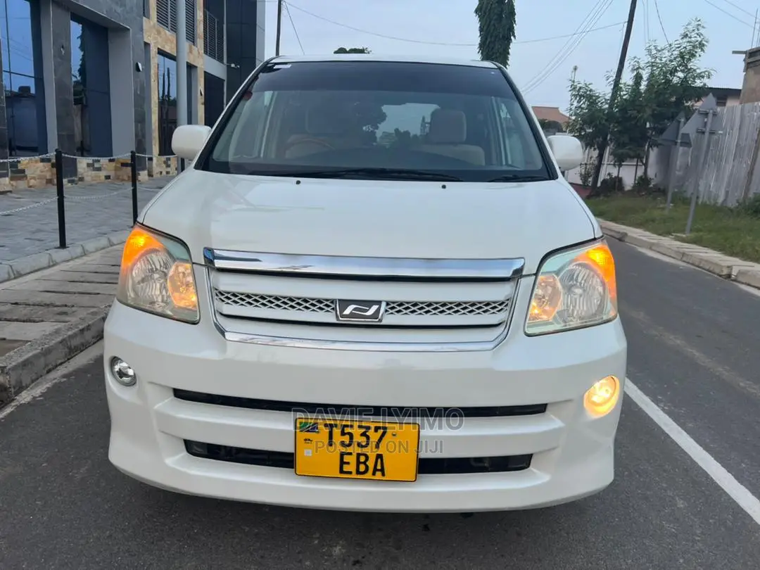 Toyota Noah 2.0 AWD (8 Seater) 2005 White