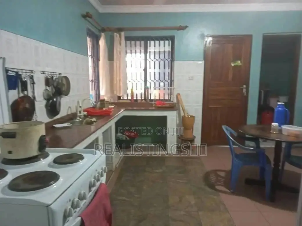 6bdrm House in Mtoni for Sale