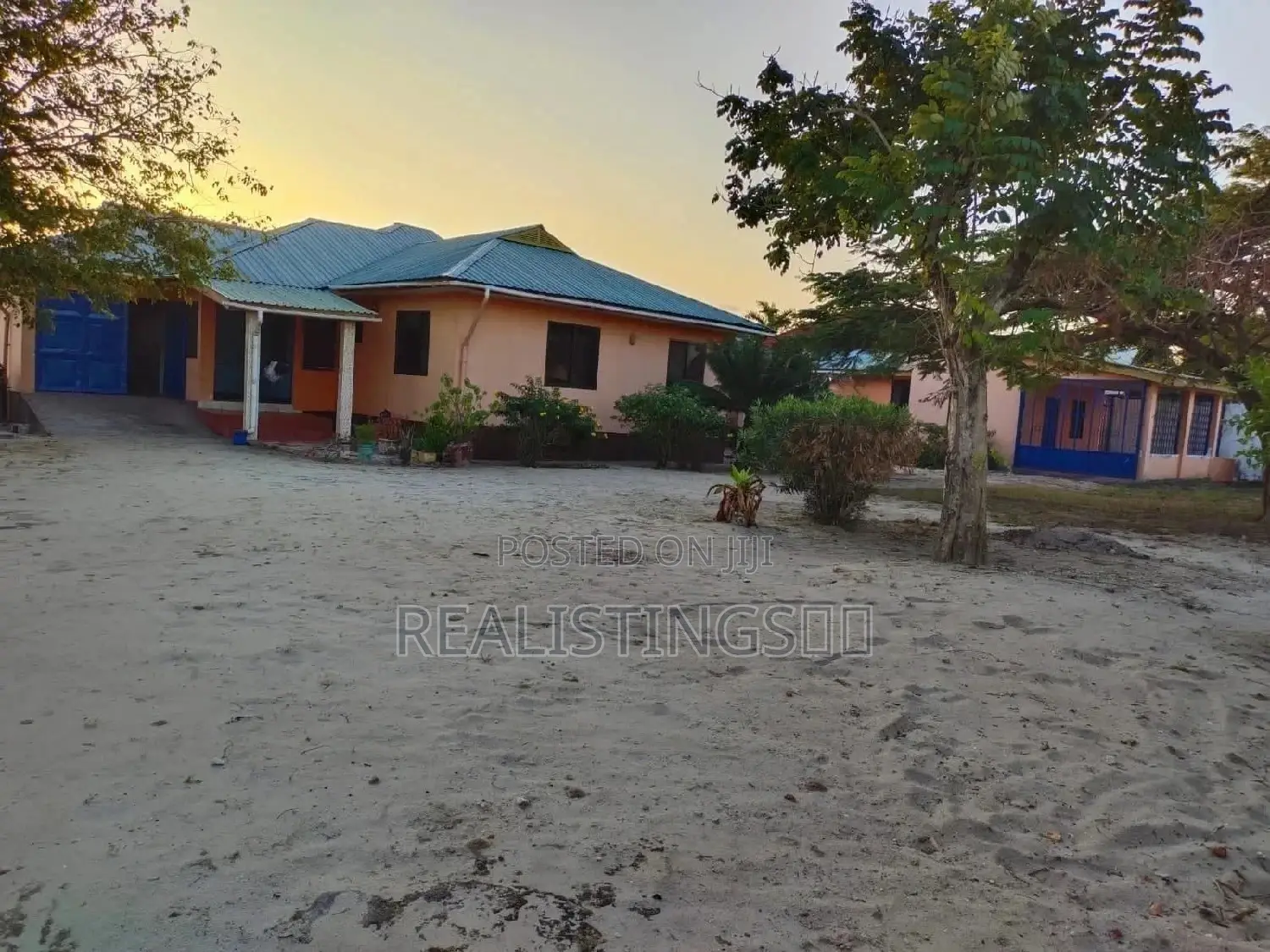 6bdrm House in Mtoni for Sale