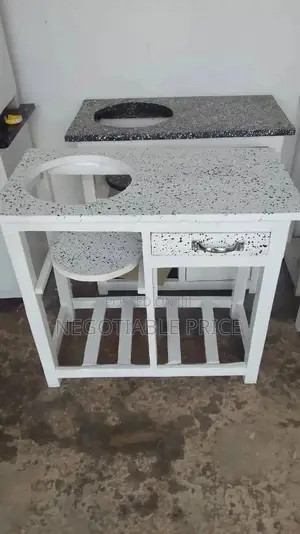 Meza Ya Jikoni Mpya.