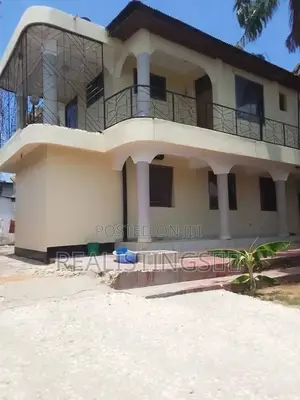 8bdrm House in Kijitonyama for Sale