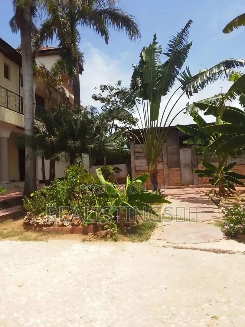 8bdrm House in Kijitonyama for Sale