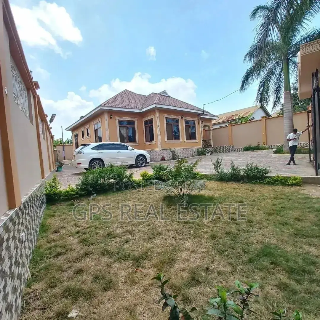 3bdrm House in Mbezi Makabe, Kinondoni for Sale