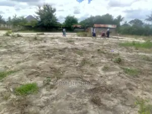 Eneo La Makazi Na Biashara Linauzwa Milioni Tatu Na Lak Moja