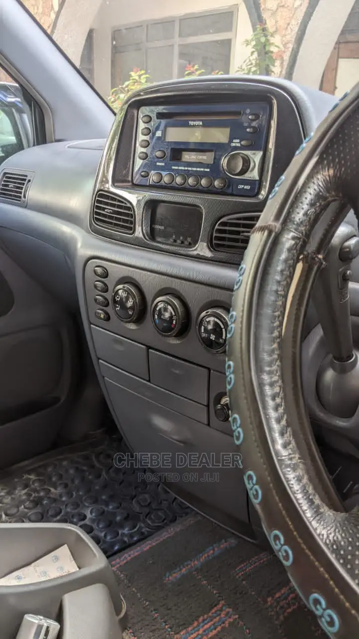 Toyota Noah 2.0 AWD (8 Seater) 2001 Silver