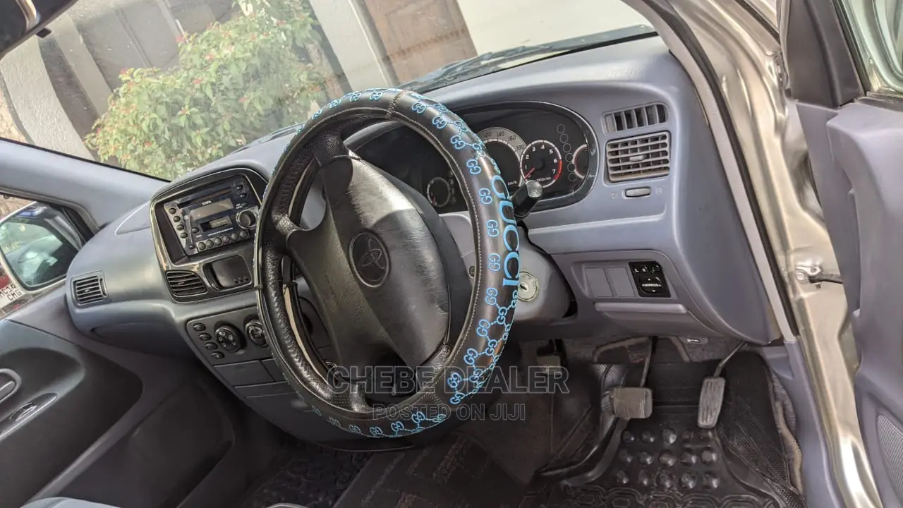Toyota Noah 2.0 AWD (8 Seater) 2001 Silver