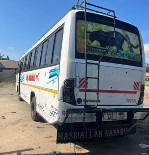 Tata Starbus Ultra Skool 2004 White