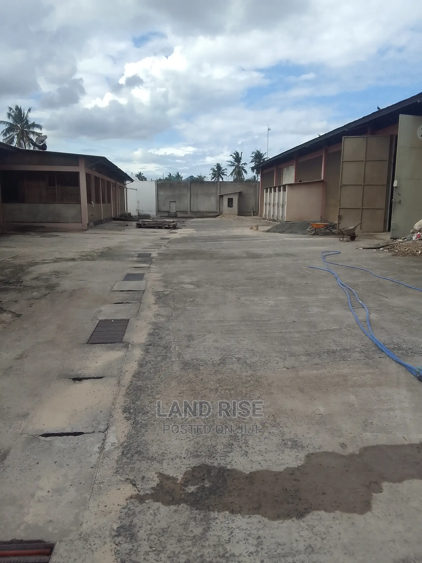Warehouse With 432