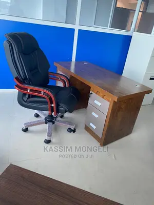 Meza Ya Office Full Na Chairs