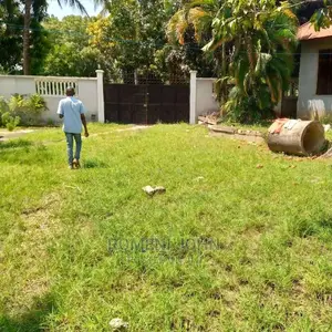 Eneo Heka 1.5 Na Nyumba 3 Linauzwa Milioni 350 Kibaha.