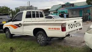 Toyota Hilux 2001 White