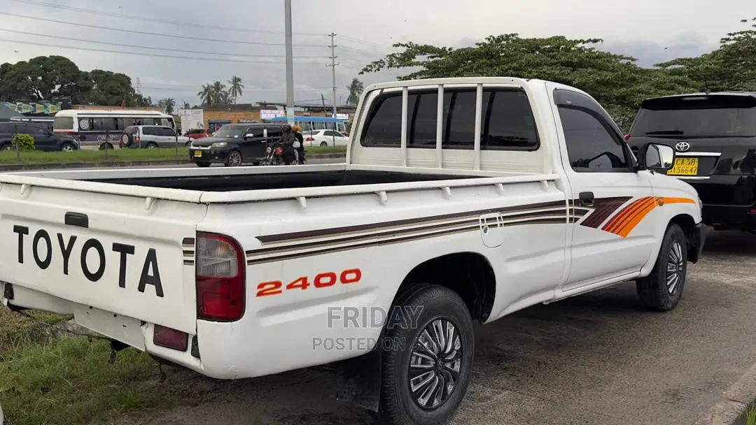 Toyota Hilux 2001 White
