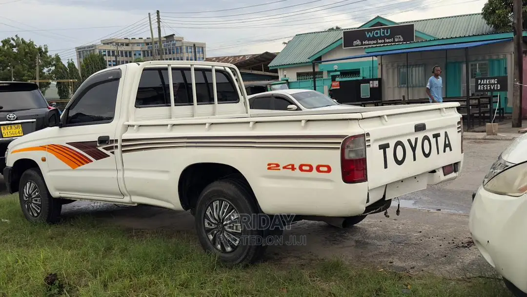 Toyota Hilux 2001 White