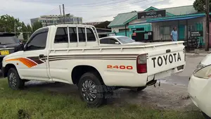 Toyota Hilux 2001 White