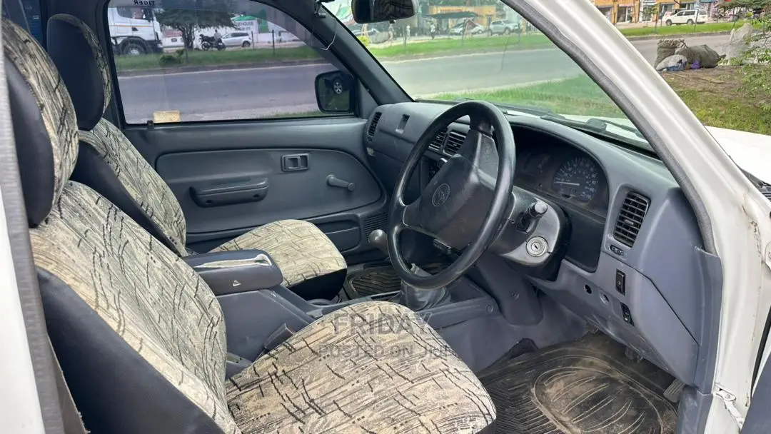Toyota Hilux 2001 White
