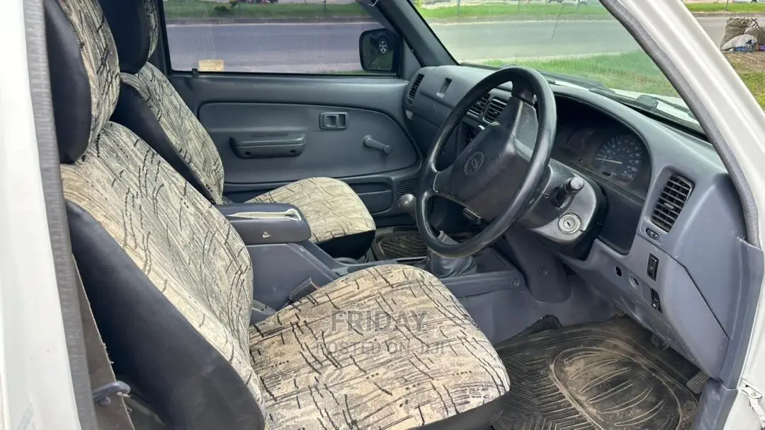 Toyota Hilux 2001 White