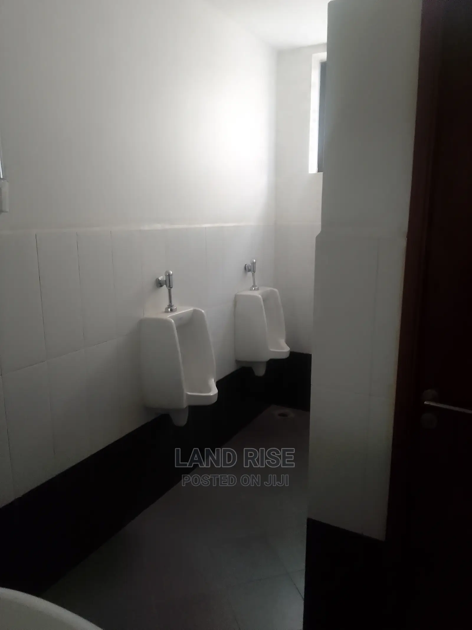 83 SQM Office in Posta