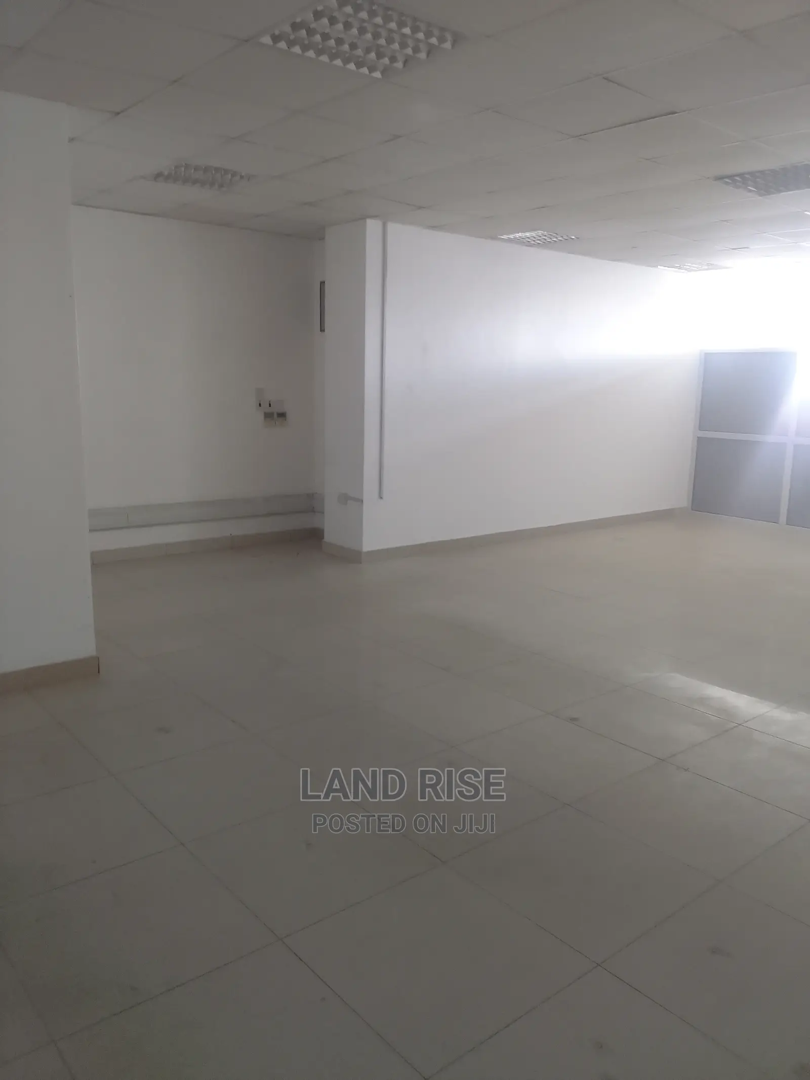 83 SQM Office in Posta