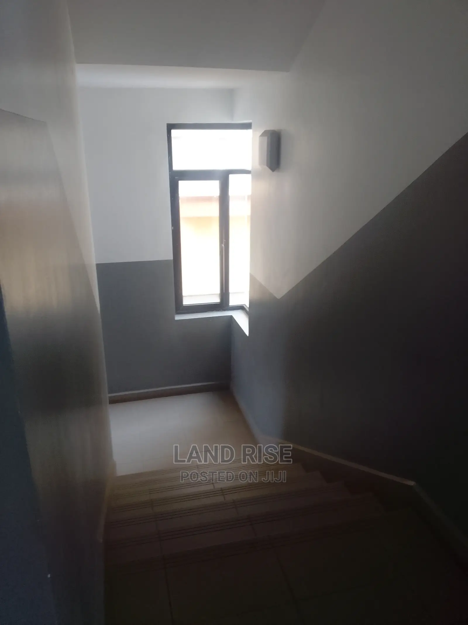 83 SQM Office in Posta