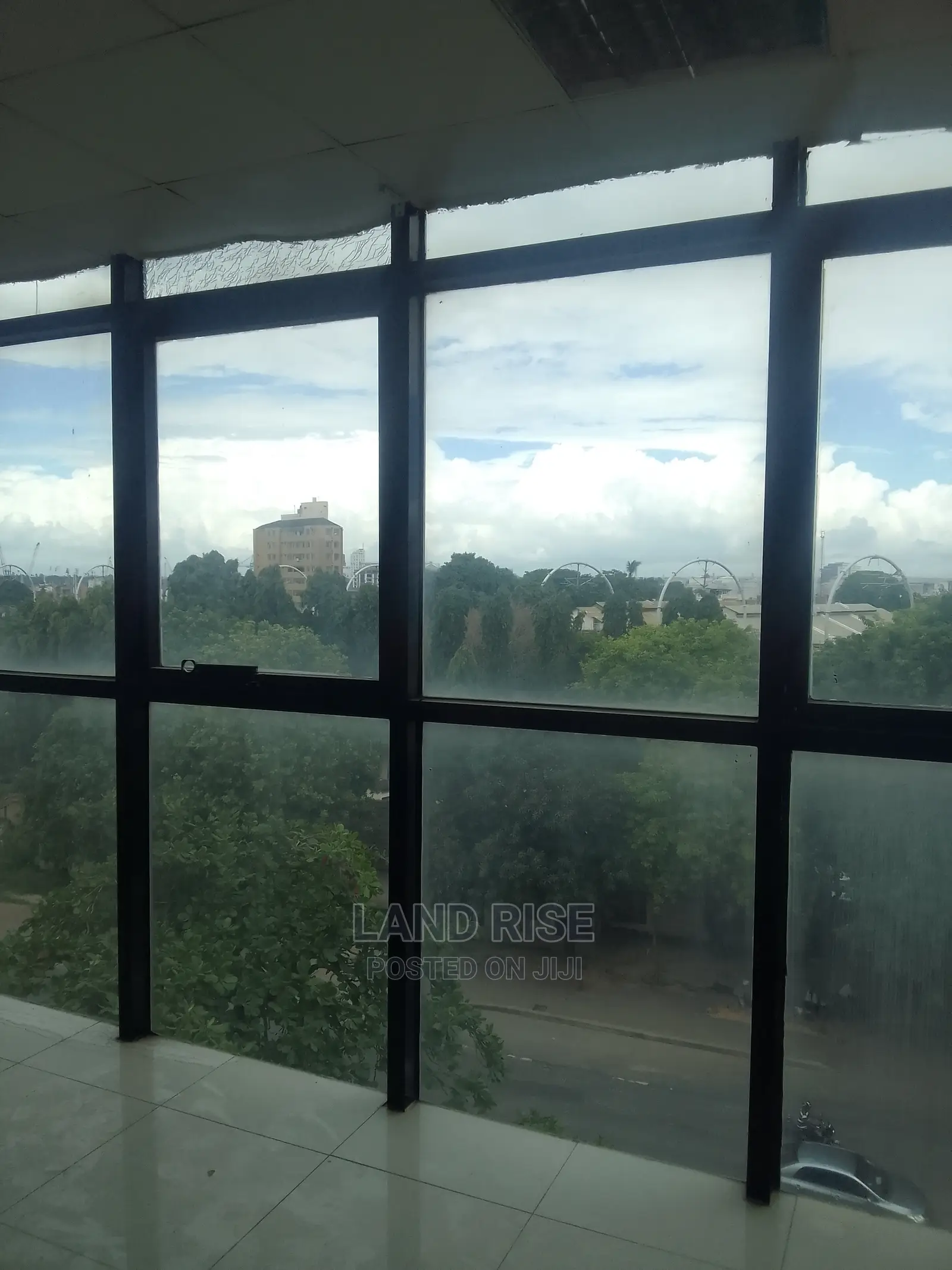 83 SQM Office in Posta