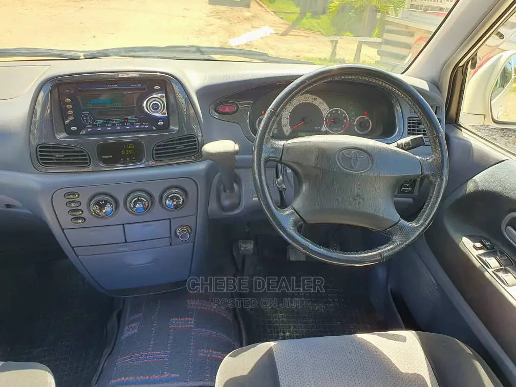 Toyota Noah 2.0 AWD (8 Seater) 2005 White