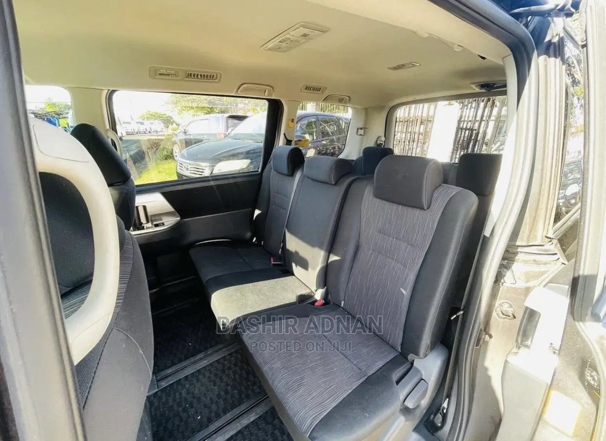 Toyota Noah 2.0 143hp FWD (7 Seater) 2010 Gray