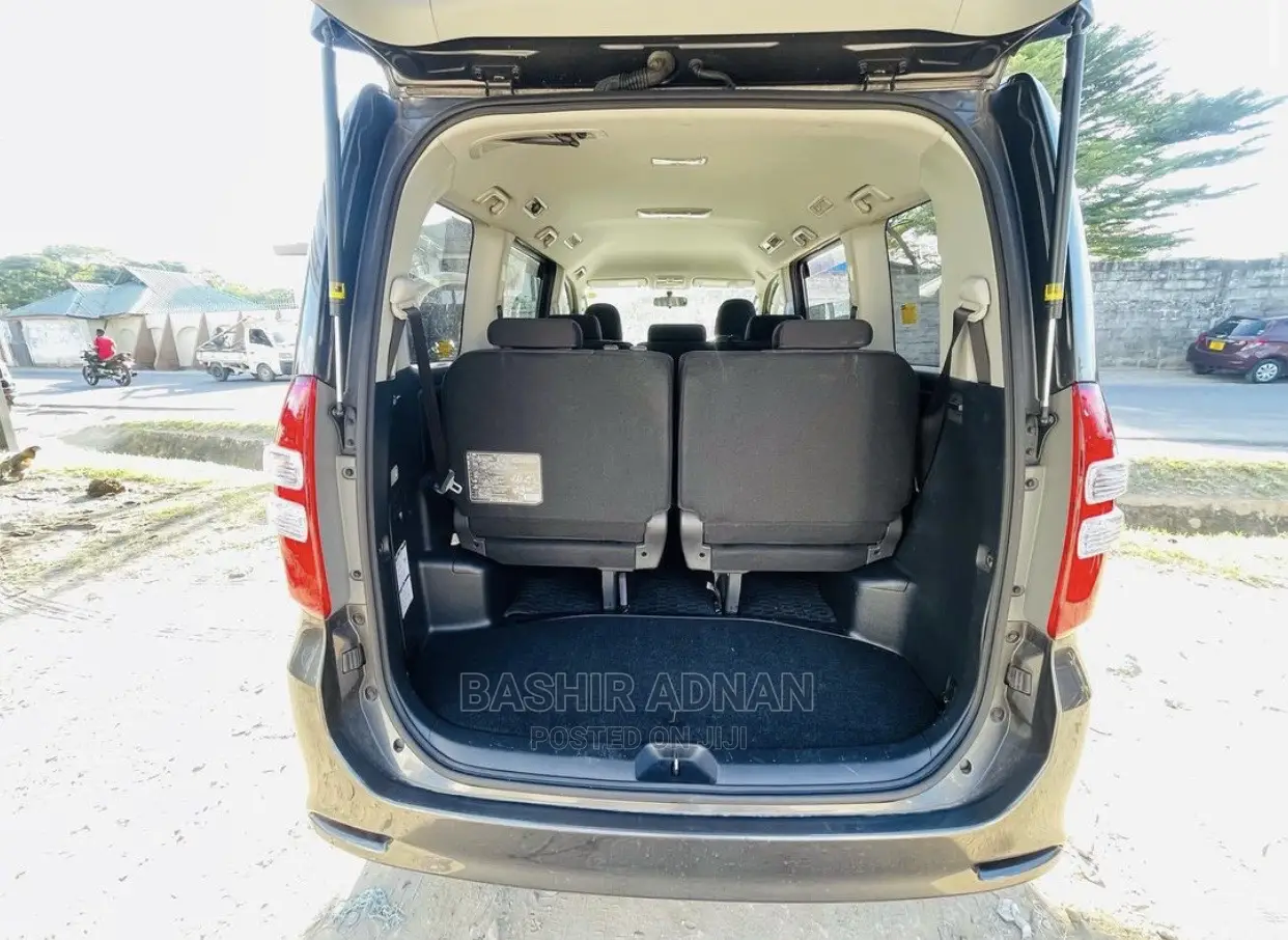 Toyota Noah 2.0 143hp FWD (7 Seater) 2010 Gray