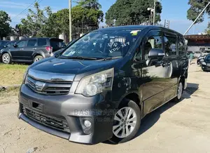 Toyota Noah 2.0 143hp FWD (7 Seater) 2010 Gray