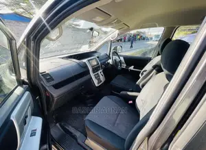 Toyota Noah 2.0 143hp FWD (7 Seater) 2010 Gray