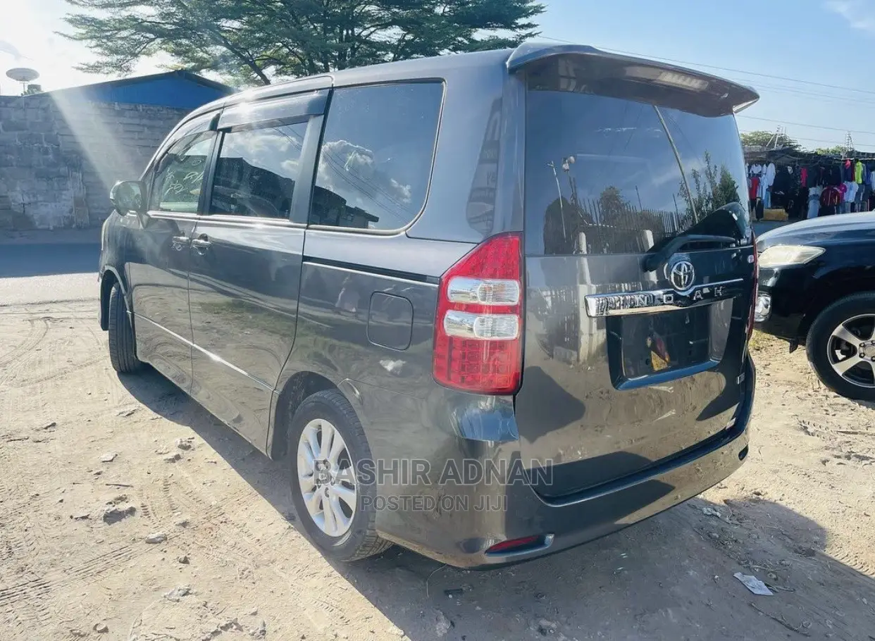 Toyota Noah 2.0 143hp FWD (7 Seater) 2010 Gray