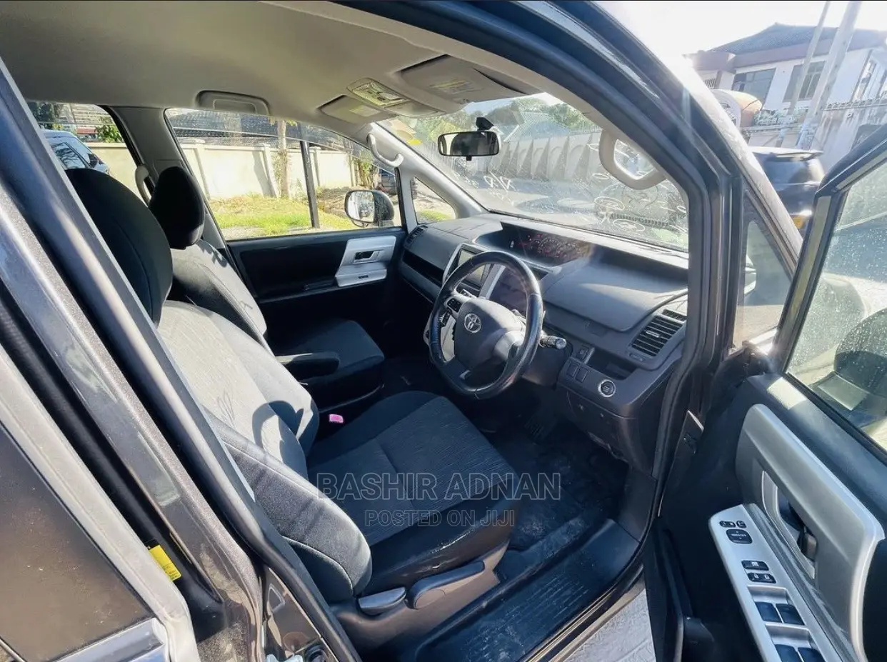 Toyota Noah 2.0 143hp FWD (7 Seater) 2010 Gray