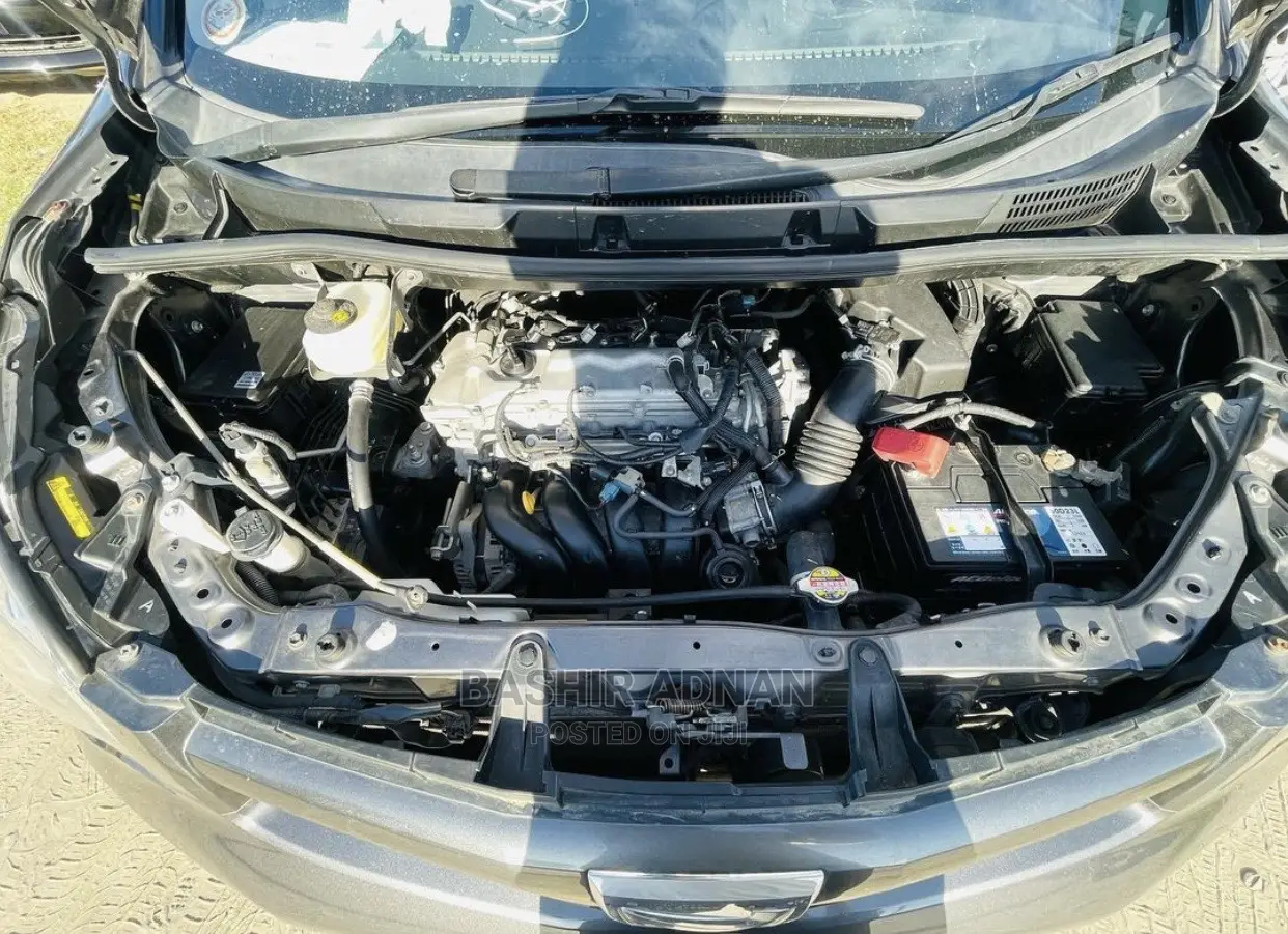Toyota Noah 2.0 143hp FWD (7 Seater) 2010 Gray