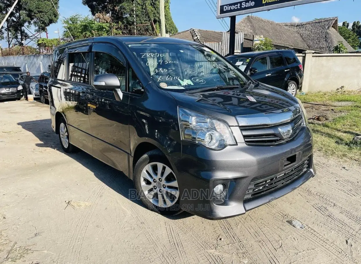 Toyota Noah 2.0 143hp FWD (7 Seater) 2010 Gray