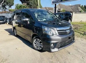 Toyota Noah 2.0 143hp FWD (7 Seater) 2010 Gray