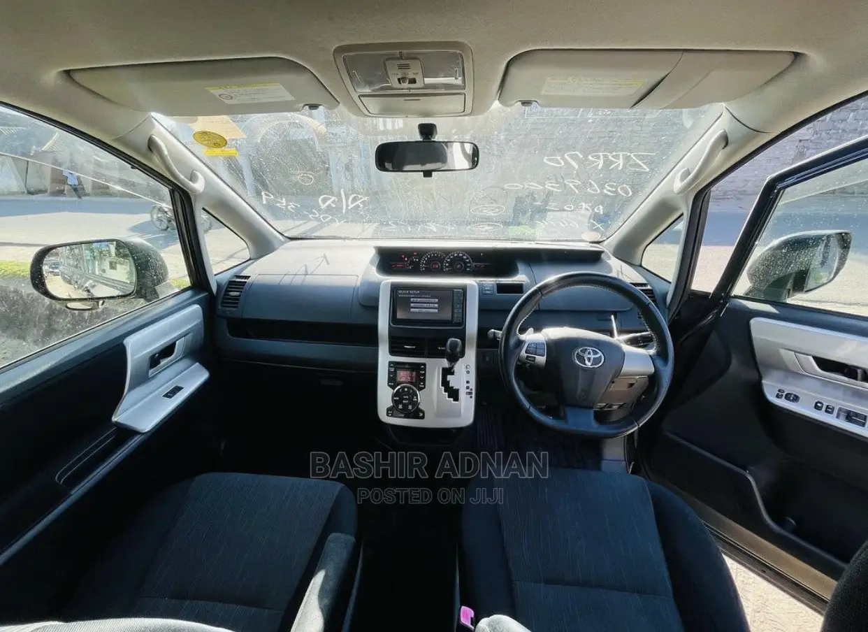 Toyota Noah 2.0 143hp FWD (7 Seater) 2010 Gray
