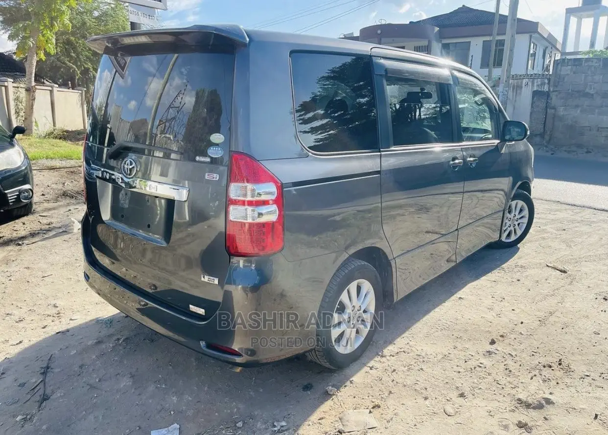 Toyota Noah 2.0 143hp FWD (7 Seater) 2010 Gray
