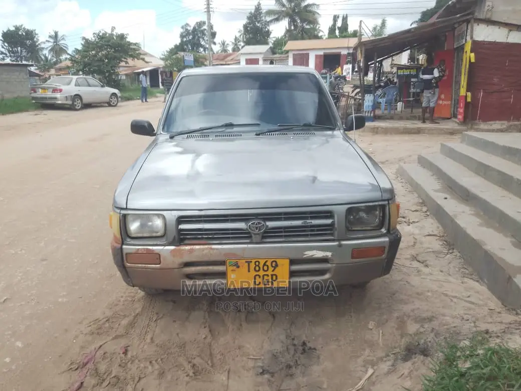 Toyota Hilux 1999 Gray